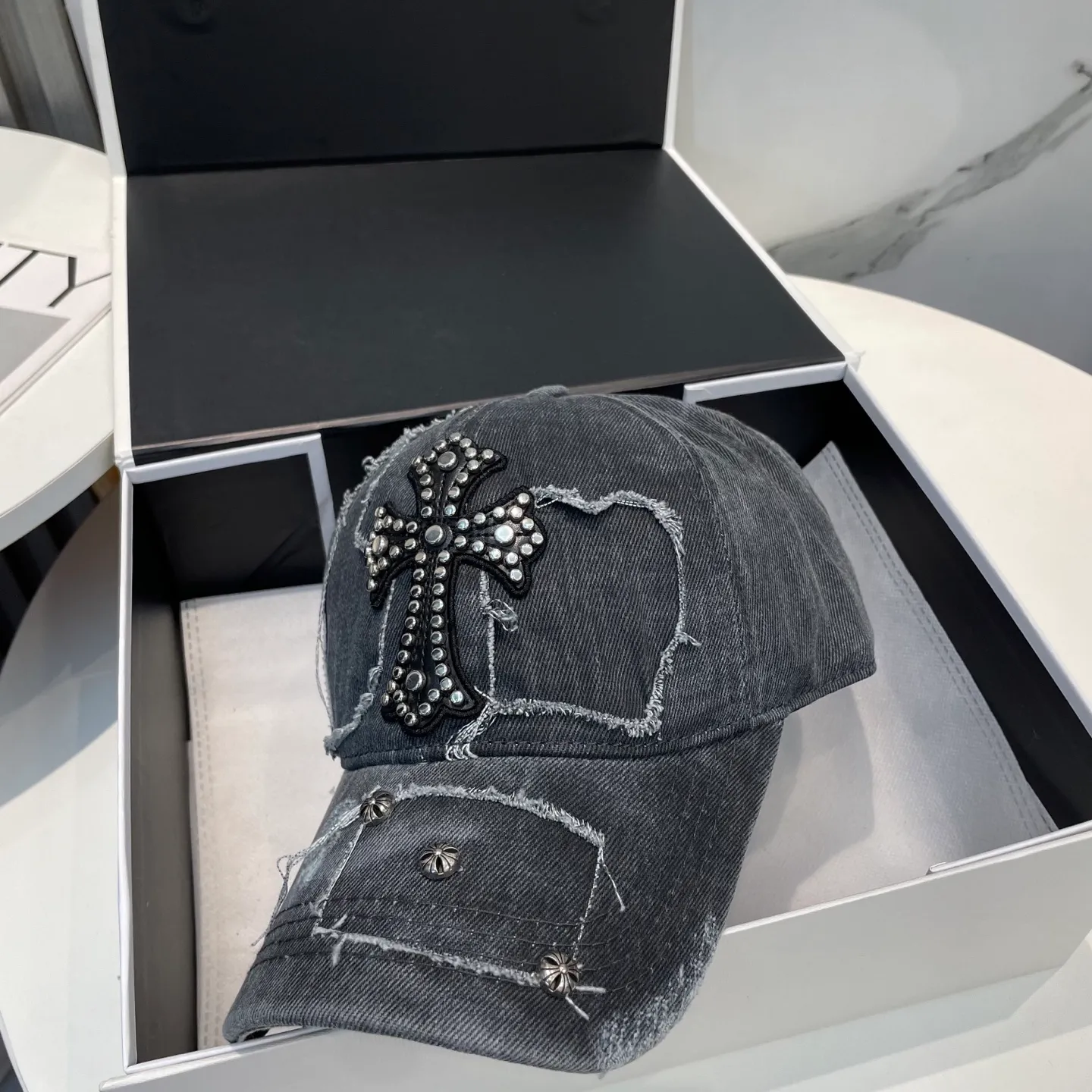 P76 Crow Heart 🆕🆕25 new baseball cap, stylish and classic cross logo, casual with a cool feeling, unisex style, same style for men and women! Very easy to match! Head circumference: 56-58cm is available